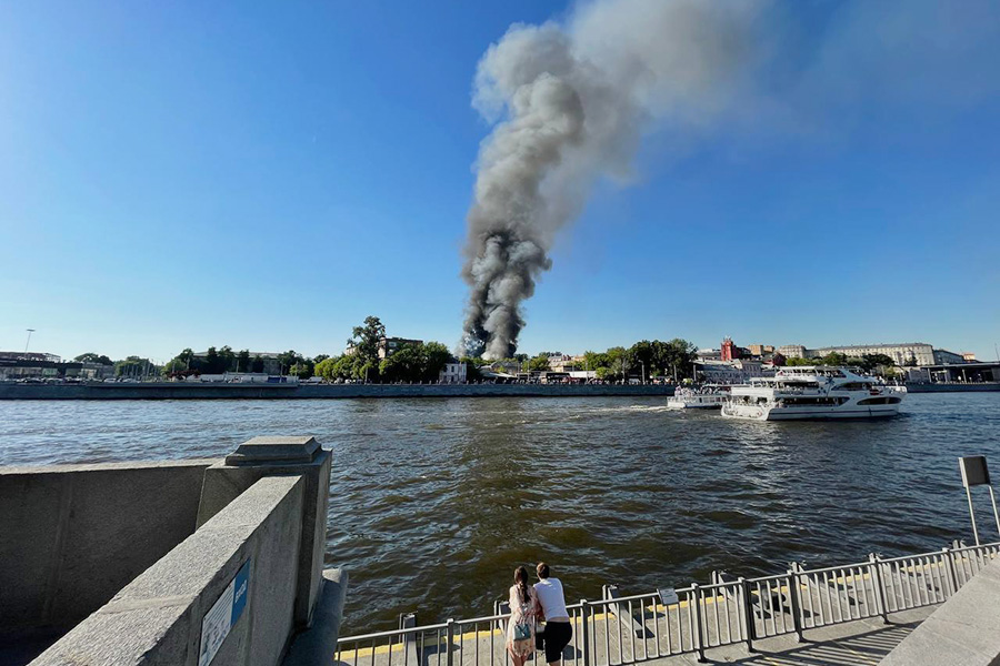 К тушению пожара на Лужнецкой набережной Москвы привлекли авиацию