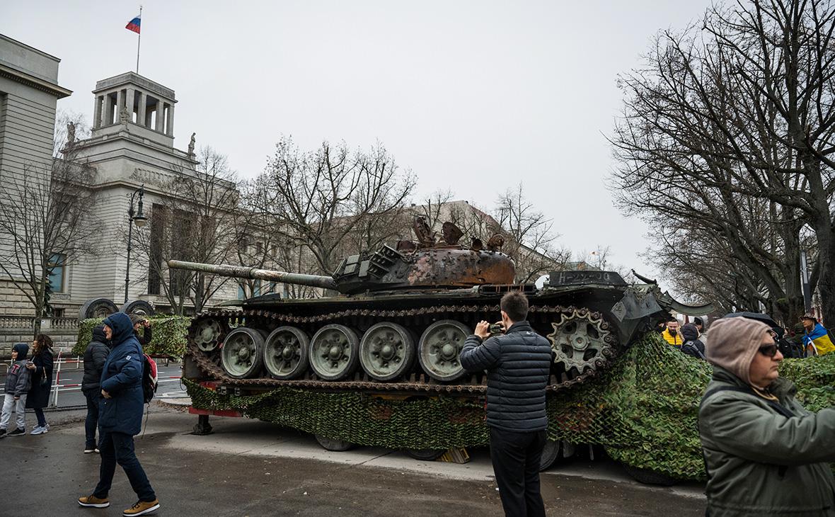 У посольства России в Берлине убрали подбитый российский танк