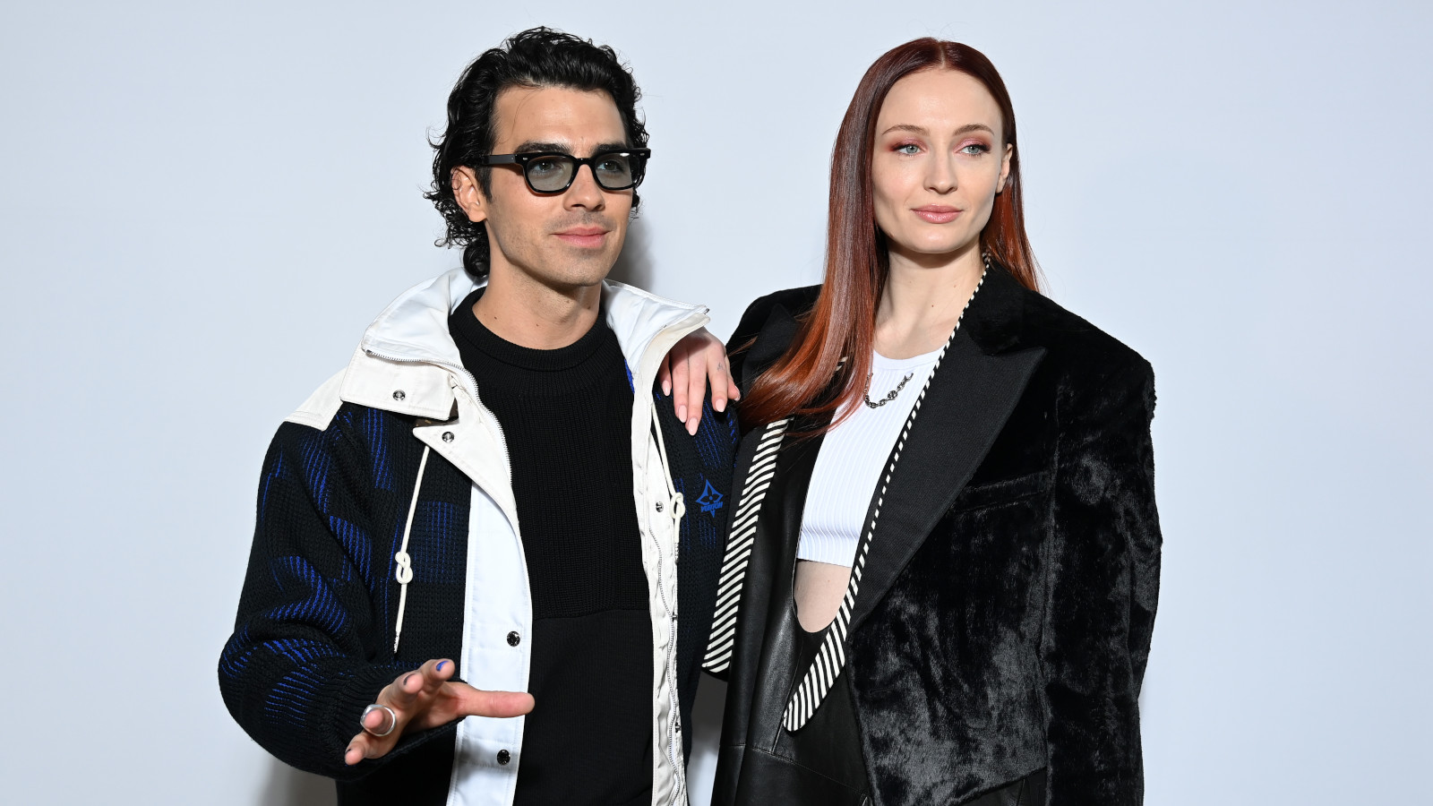 <p>Джо Джонас и Софи Тёрнер на показе Louis Vuitton на Неделе моды в Париже. 7 марта&nbsp;2022 года</p>