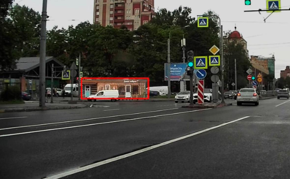 В Петербурге ИИ научили находить незаконные ларьки и ямы на дорогах