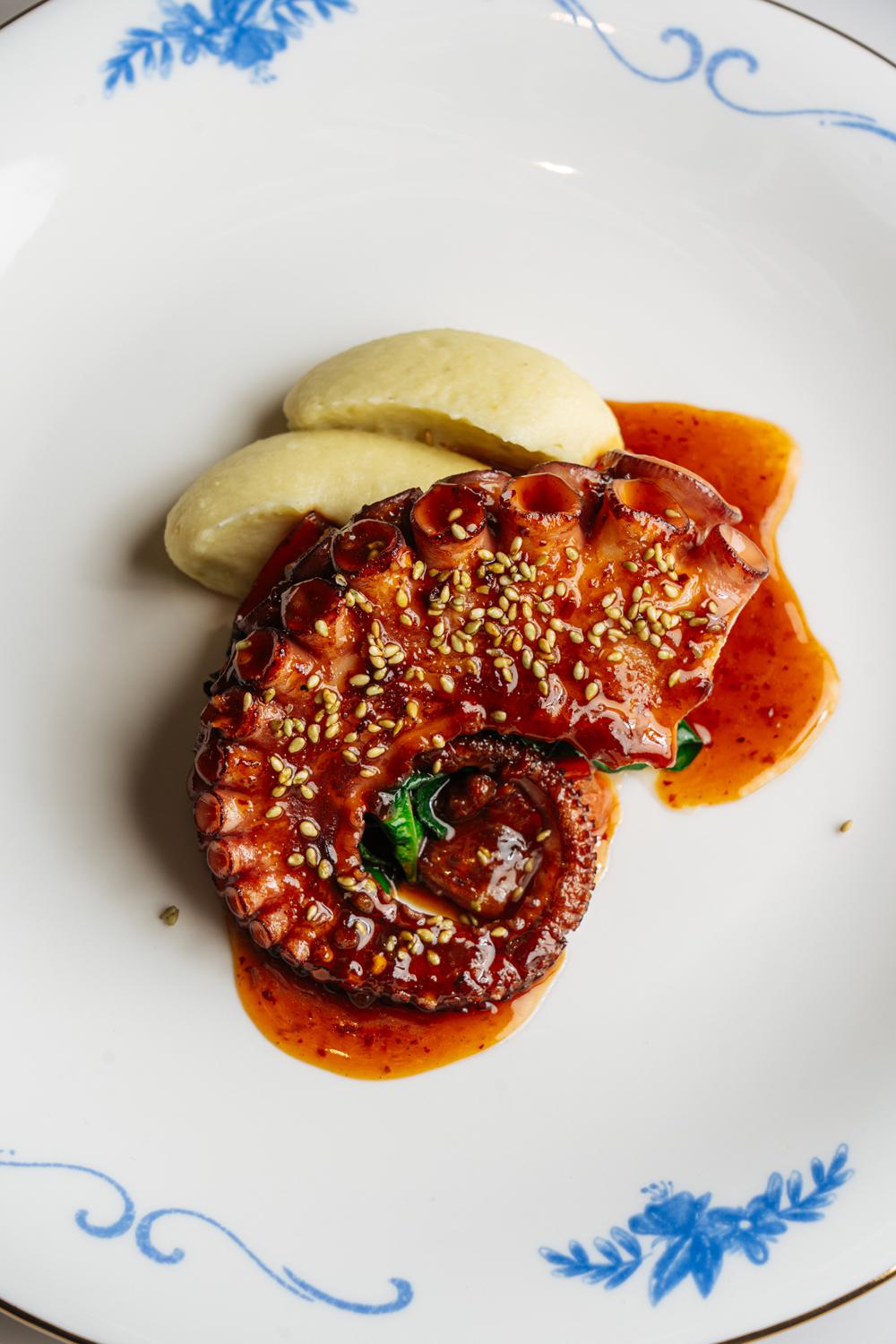 Осьминог на гриле с васаби-пюре и соусом из лемонграсса, ресторан Zuka