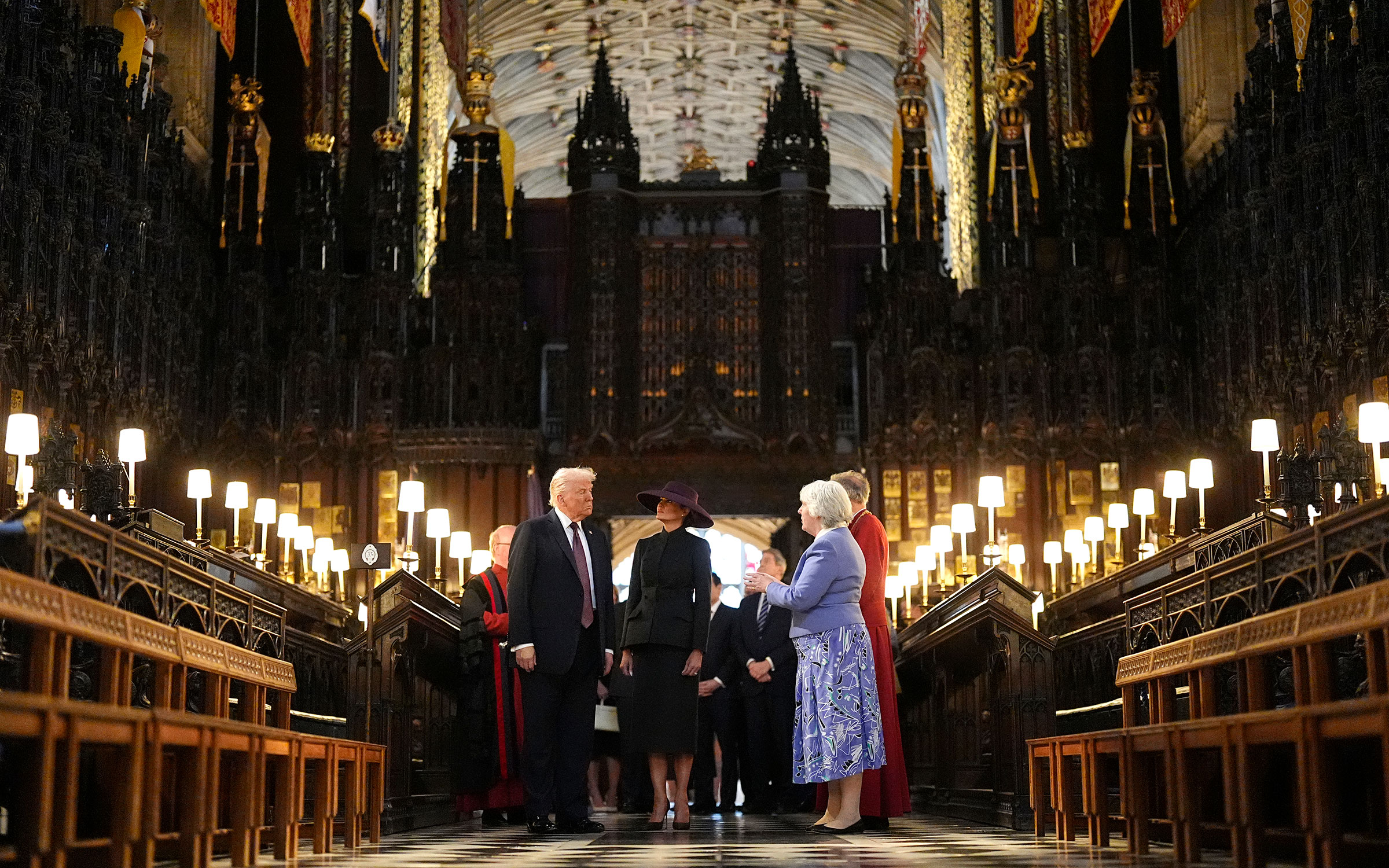 Также чета посетила на территории замка часовню Святого Георгия, где Трамп с женой возложили цветы к склепу королевы Елизаветы.