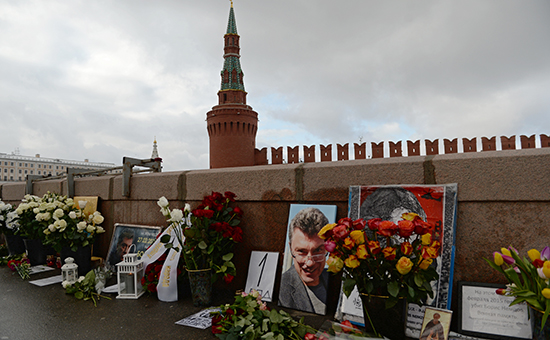 Цветы на месте гибели политика Бориса Немцова, 27 февряля 2016 года