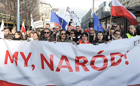 Участники акции антиправительственных протестов в&nbsp;Варшаве, Польша, 27 февраля 2016 года