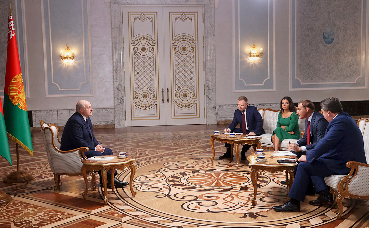 Александр Лукашенко во время интервью представителям российских СМИ