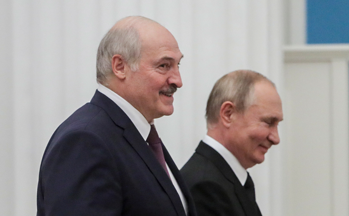 Владимир Путин и Александр Лукашенко (справа налево)