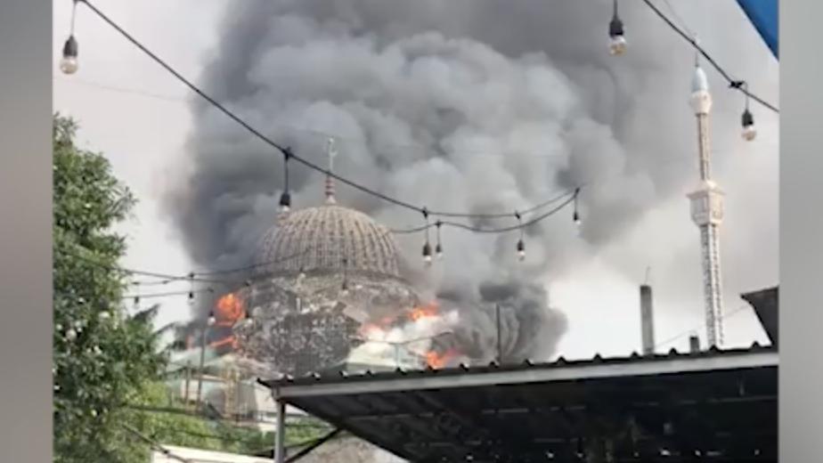 В Джакарте после пожара обрушился купол мечети Исламского центра. Видео