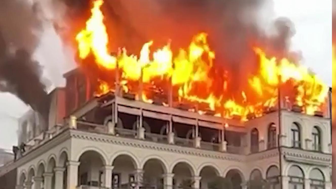 В центре Тбилиси загорелся отель «Амбассадор»