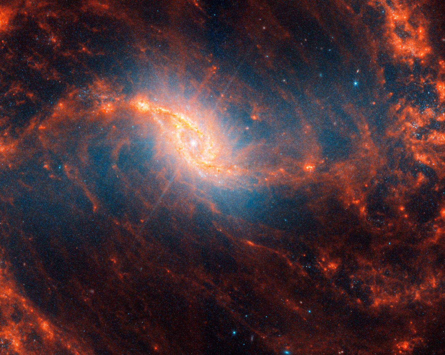 Спиральная галактика NGC 1365 в созвездии Печь. Ее диаметр составляет более 200 тыс. световых лет, что примерно вдвое больше, чем Млечный Путь
