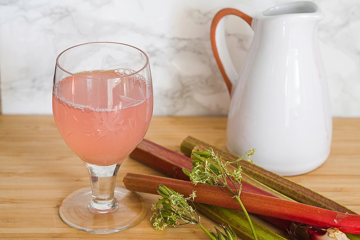 Безалкогольный крюшон из ревеня