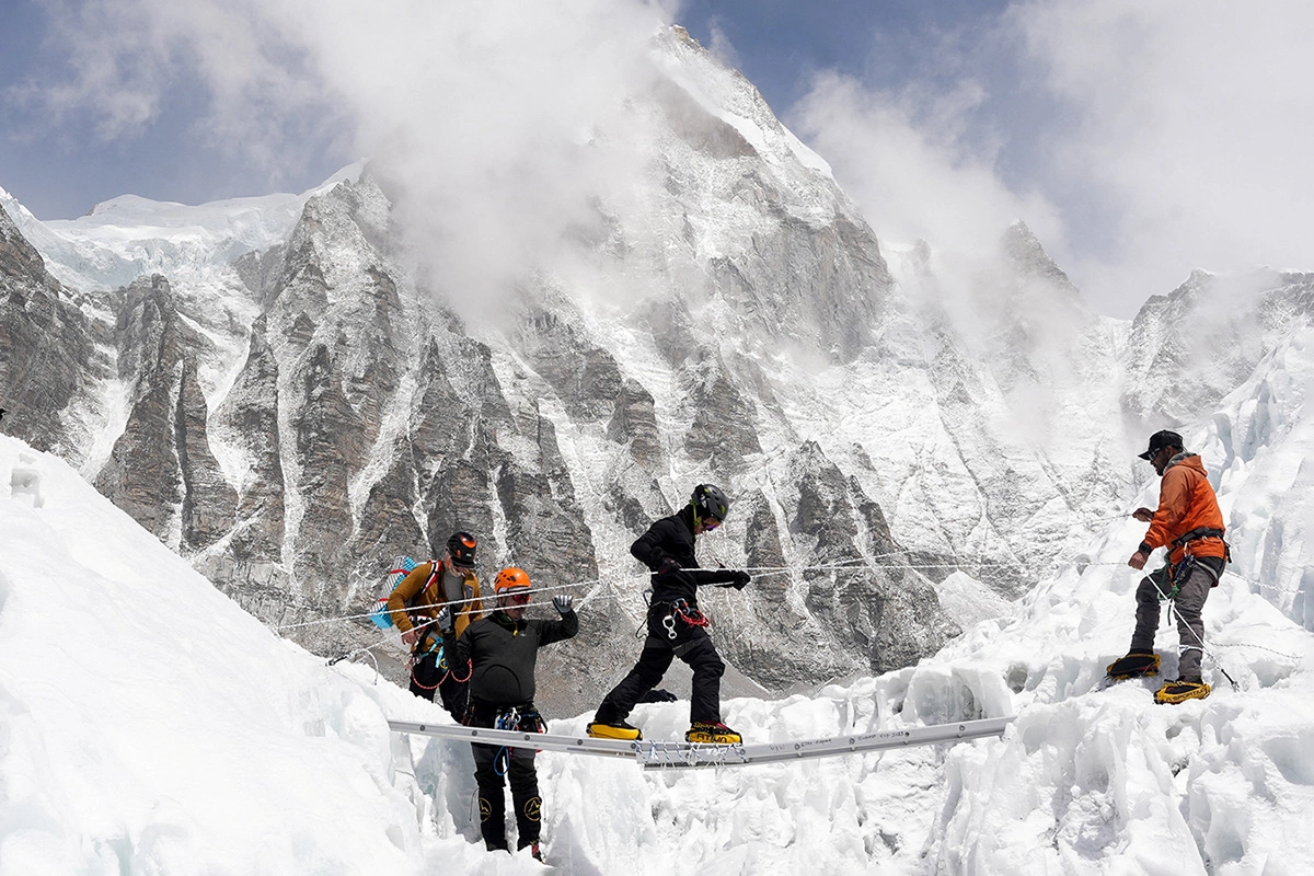 Многие туристы оказались в снежной ловушке на высоте почти 5 тыс. м