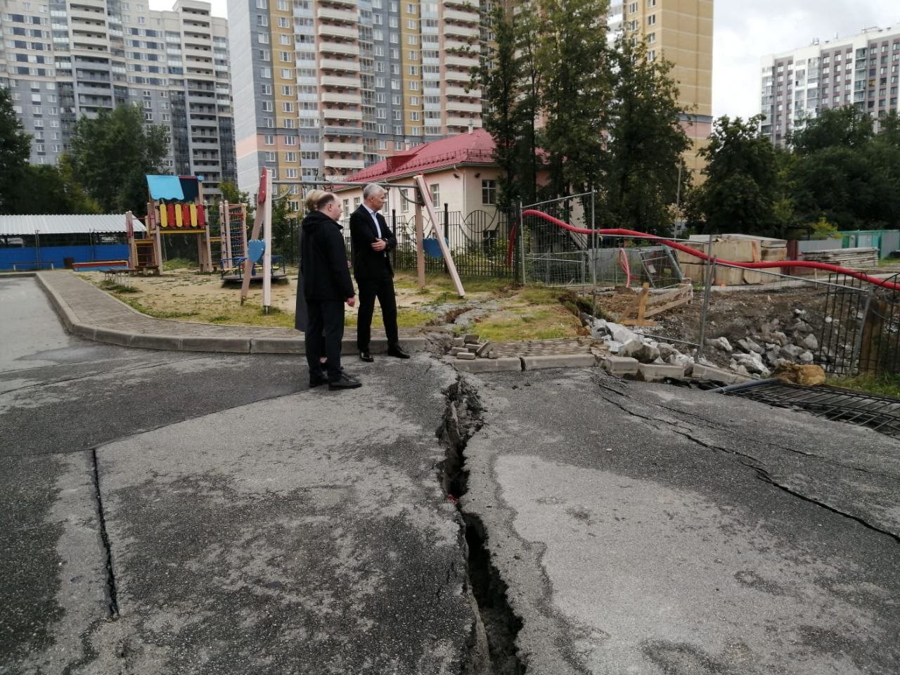 Так территория у стройплощадки выглядела летом
