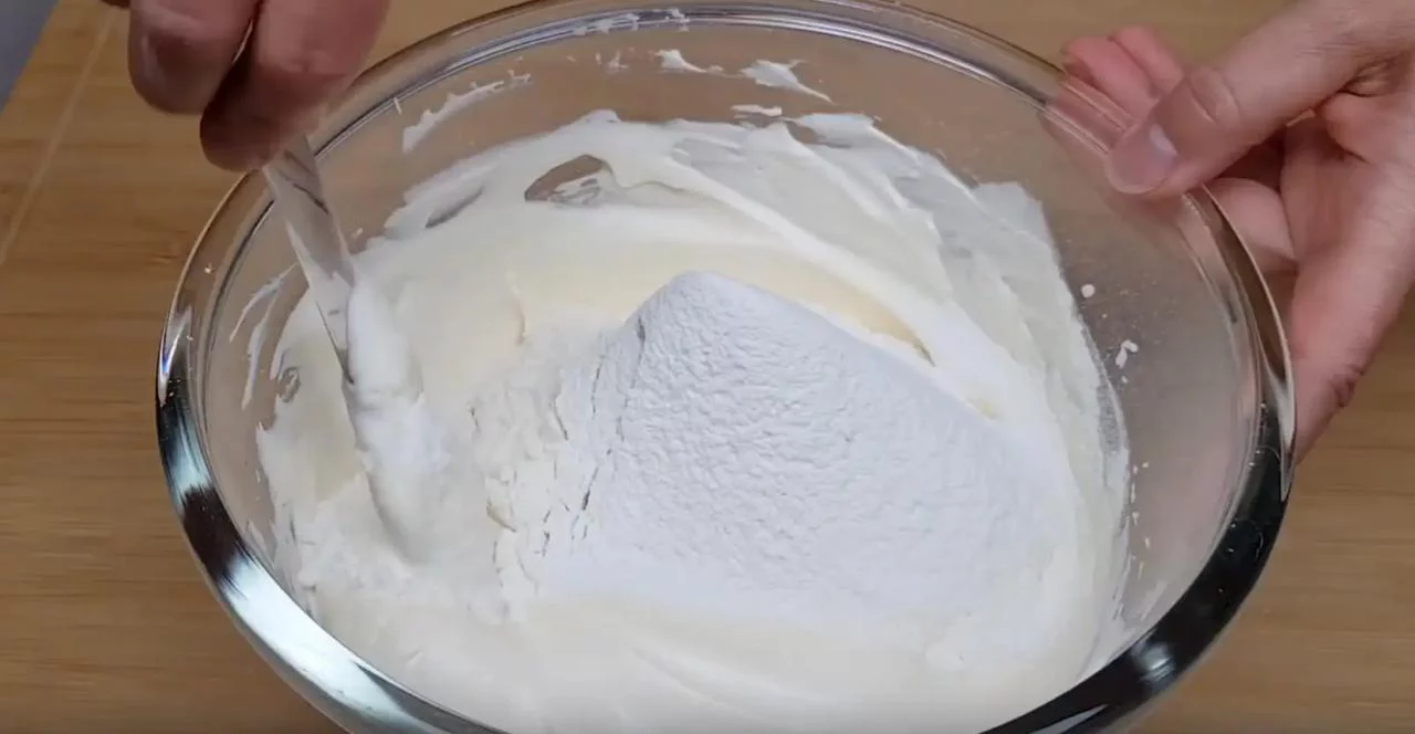 Тесто для бисквита похоже на густую сметану