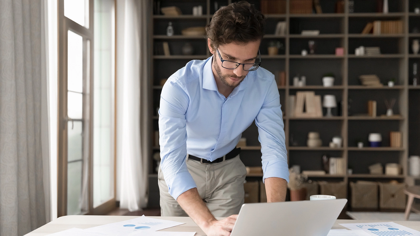 Первое место заняли аналитики данных — специалисты, которые собирают, обрабатывают и визуализируют большие массивы информации, помогая компаниям принимать решения на основе цифр и фактов