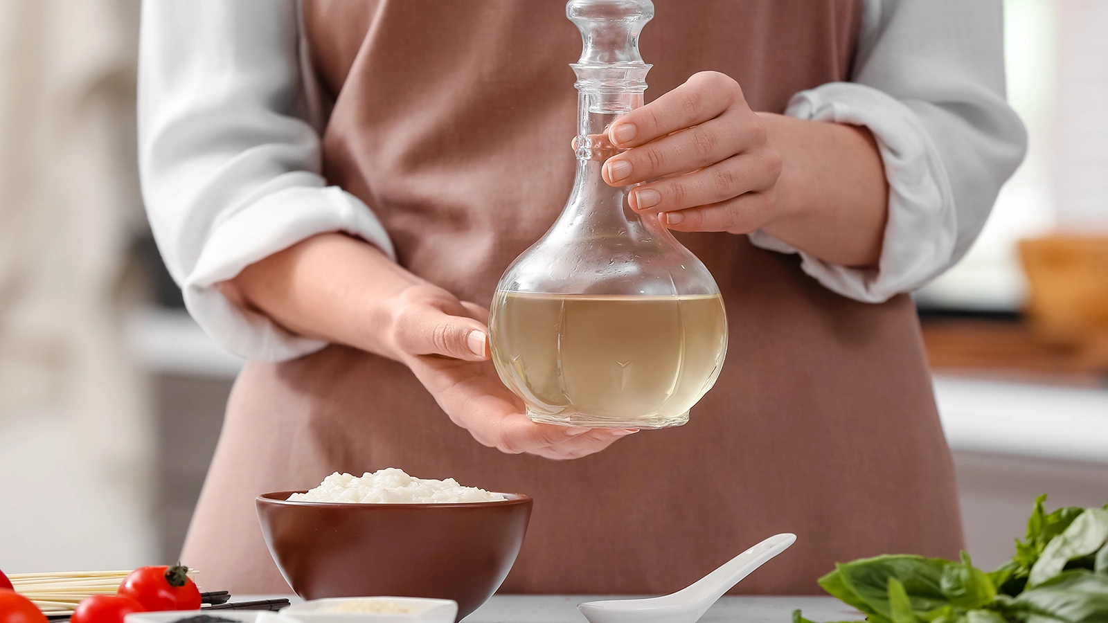 Рисовый уксус — это продукт ферментации риса и рисового вина, часто используемый в японской кухне