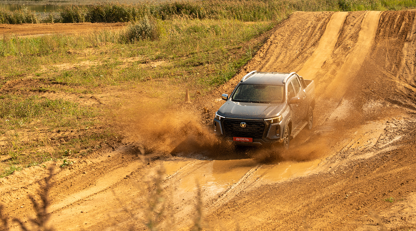 Дизельный двигатель от японской Isuzu стандарта Евро-5, не требующий мочевины. Пиковый момент &mdash; 400 Н&middot;м. Аккомпанирует ему восьмидиапазонный &laquo;автомат&raquo; от немецкой ZF. Достойный тандем