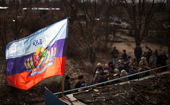 Флаг самопровозглашенной Луганской народной республики на одной из улиц в Луганской области