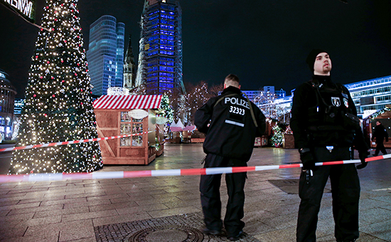 Сотрудники полиции на рождественском рынке в центре Берлина


