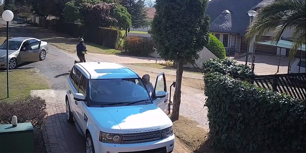 Видео: в ЮАР владельцы Range Rover спаслись от автоугонщиков