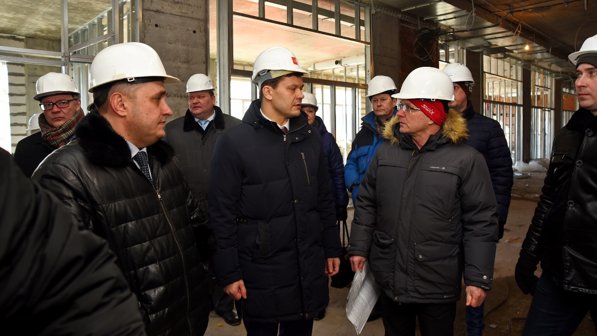 Сергей Воропанов (в центре) проверяет качество работ строящейся школы на улице Северной
