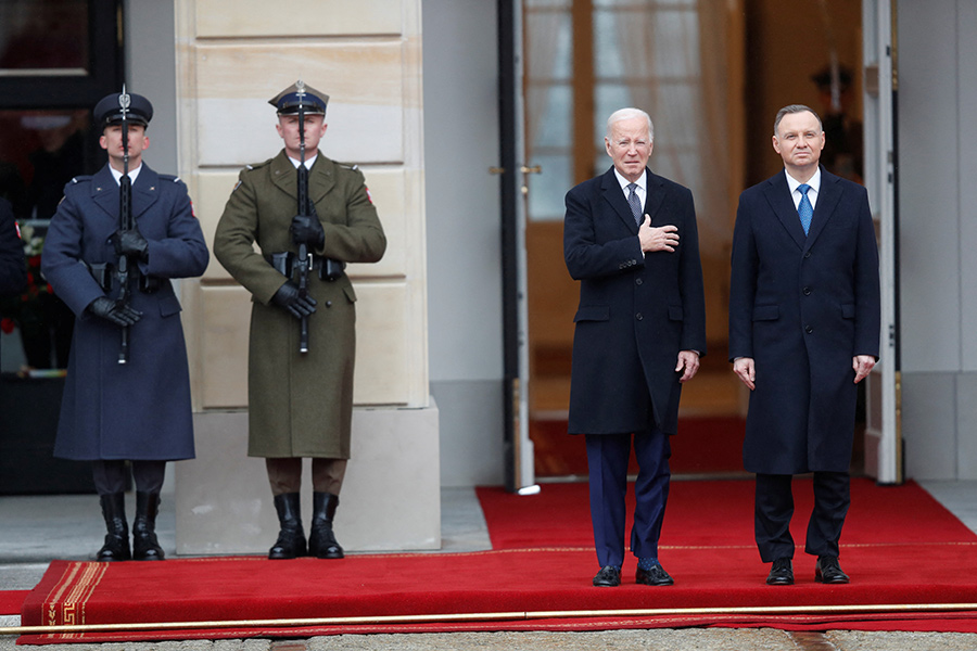 На фото: Джо Байден и президент Польши Анджей Дуда в Варшаве 21 февраля 2023 года.

В Польшу Байден прибыл 21 февраля. В этот&nbsp;же день в России Владимир Путин обратился с посланием Федеральному собранию, большую часть которого посвятил специальной военной операции, а под конец объявил о приостановке участия России в договоре о стратегических вооружениях (ДСНВ). Этот договор подписали в 2010 году президенты России и США Дмитрий Медведев и Барак Обама. Путин пояснил, что прежде, чем разморозить&nbsp;договор&nbsp;(его действие предусмотрено до 2026 года, а диалог между двумя странами о дальнейших&nbsp;перспективах&nbsp;оказался фактически прерван.&nbsp;&mdash; РБК), нужно оценить не только американский потенциал, но и возможности других стран НАТО. Он также заявил, что цель Запада&nbsp;&mdash; &laquo;стратегическое поражение России&raquo;. Байден, выступая вечером в Варшаве, заверил, что Европа и США не стремятся к уничтожению России. &laquo;Я еще раз говорю народу России:&nbsp;США и нации Европы не стремятся взять под контроль или уничтожить Россию. США не планируют нападать на Россию... Миллионы россиян, которые хотят жить в мире с соседями, нам не враги&raquo;,&nbsp;&mdash; сказал он