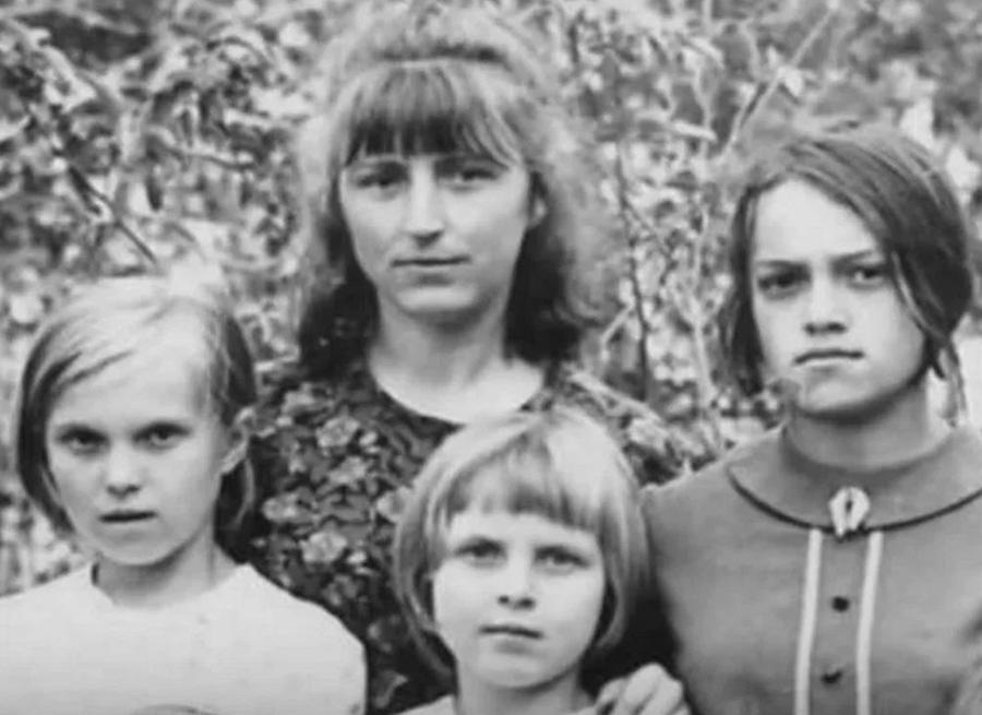 Надежда Кадышева в юности с семьей