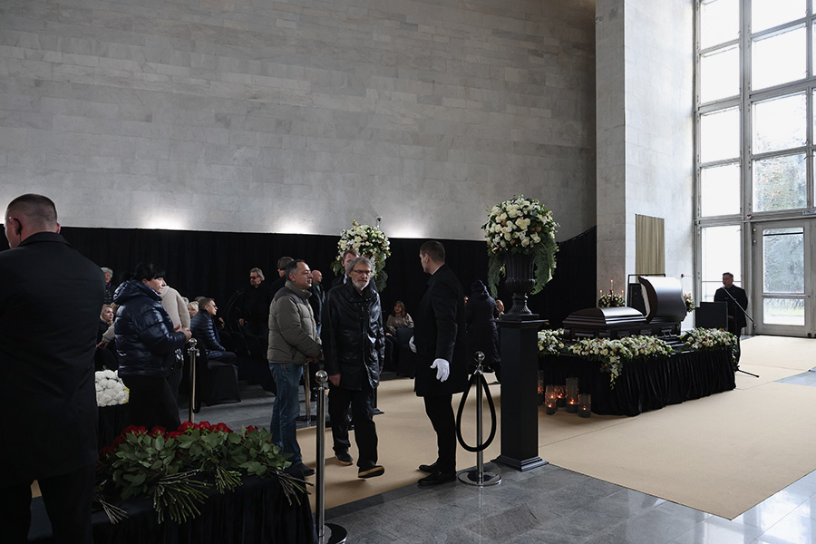 Венки на церемонию прислали президент Владимир Путин, солист группы &laquo;Любэ&raquo; Николай Расторгуев и многие другие.