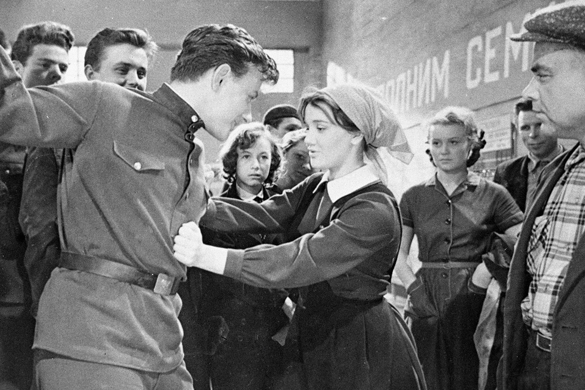 Жанна Прохоренко (в центре справа) в роли Ксюши и Андрей Мироново (слева) в фильме «А если это любовь!» (1961)