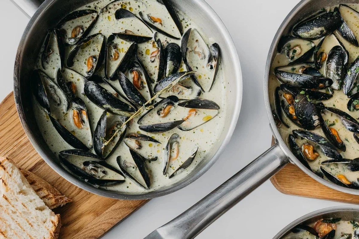 Сковорода с мидиями в соусе