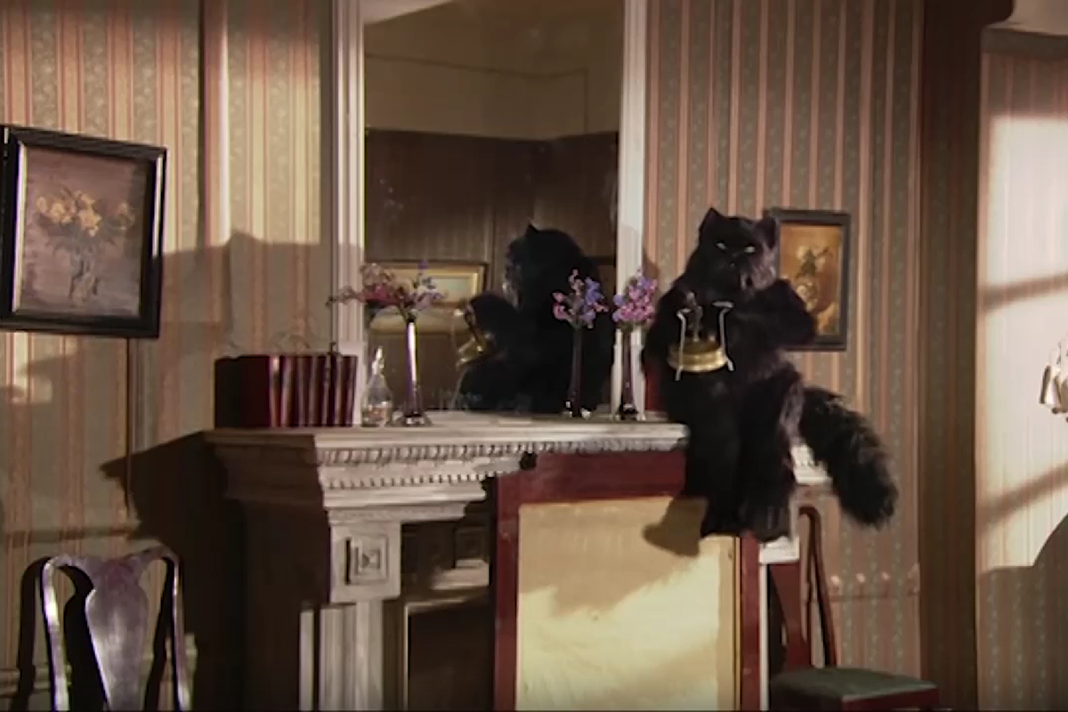 Кот Бегемот держит примус, кадр из сериала «Мастер и Маргарита» (2005), режиссер Владимир Бортко 