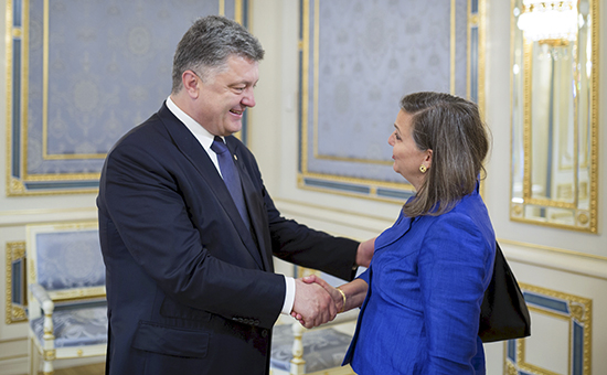 Президент Украины Петр Порошенко и помощник госсекретаря США по делам Европы и Евразии Виктория Нуланд в Киеве