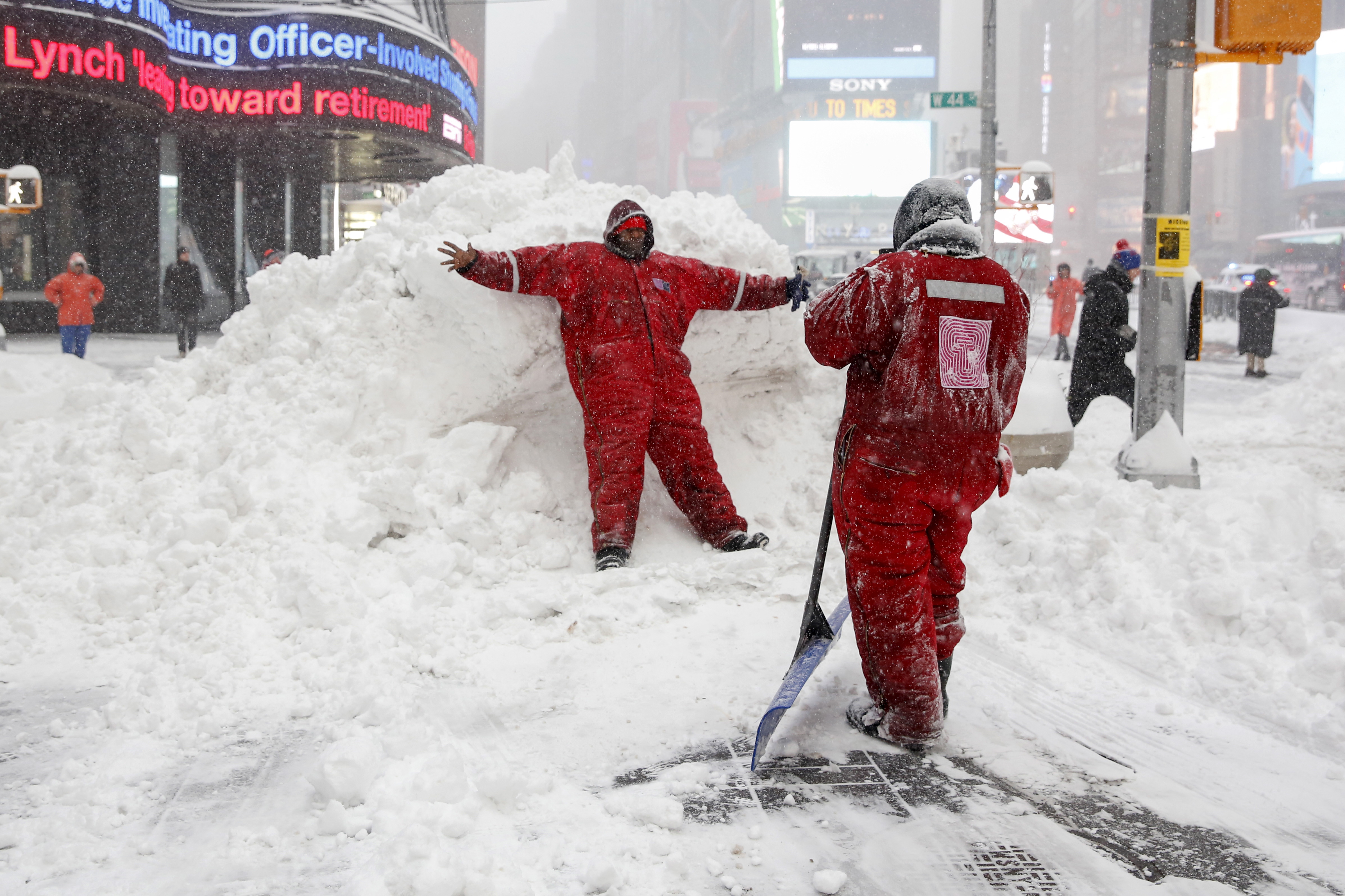 Члены снегоуборочной команды на&nbsp;​площади&nbsp;Таймс-сквер в Нью-Йорке