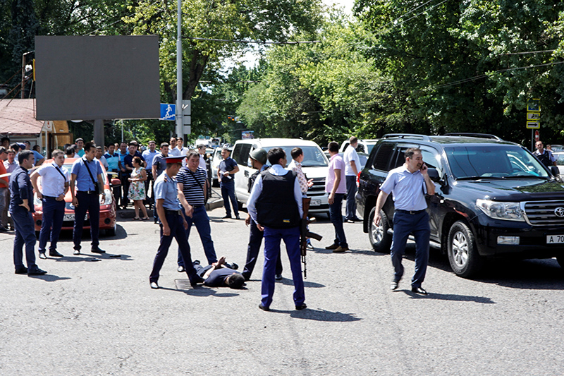 Сотрудники полиции рядом&nbsp;с&nbsp;задержанным человеком после&nbsp;нападения в&nbsp;центре Алма-Аты, Казахстан

