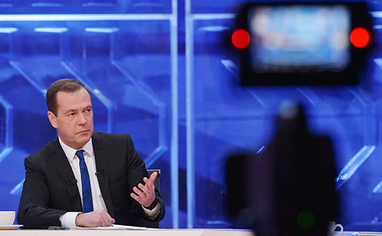 Премьер-министр России Дмитрий Медведев во&nbsp;время интервью, посвященного итогам работы правительства в&nbsp;текущем году


