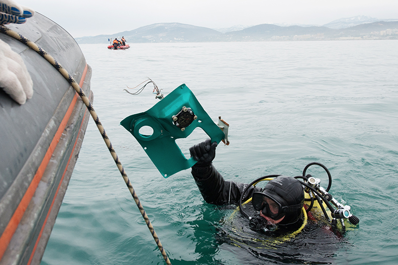 На фото: водолаз во&nbsp;время поисково-спасательных работ у побережья Черного моря. 28 декабря 2016 года
