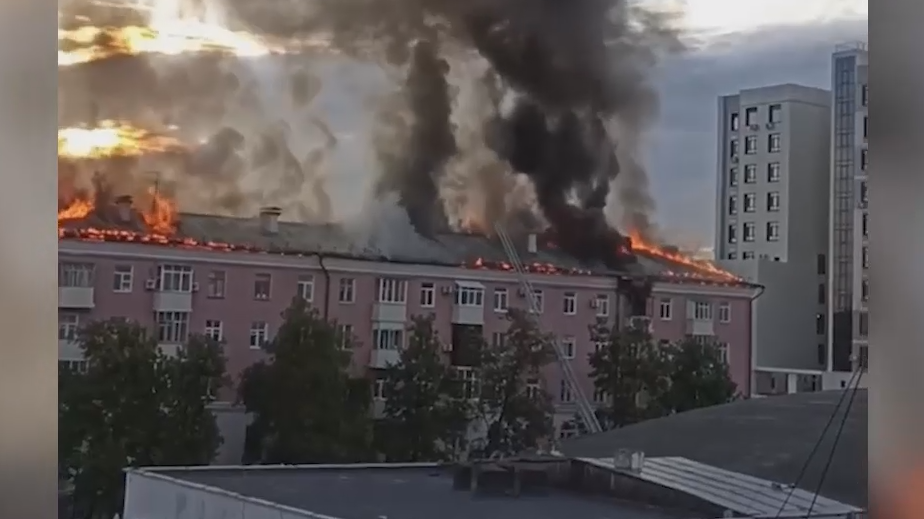 В Казани эвакуировали более 100 человек из горящей пятиэтажки
