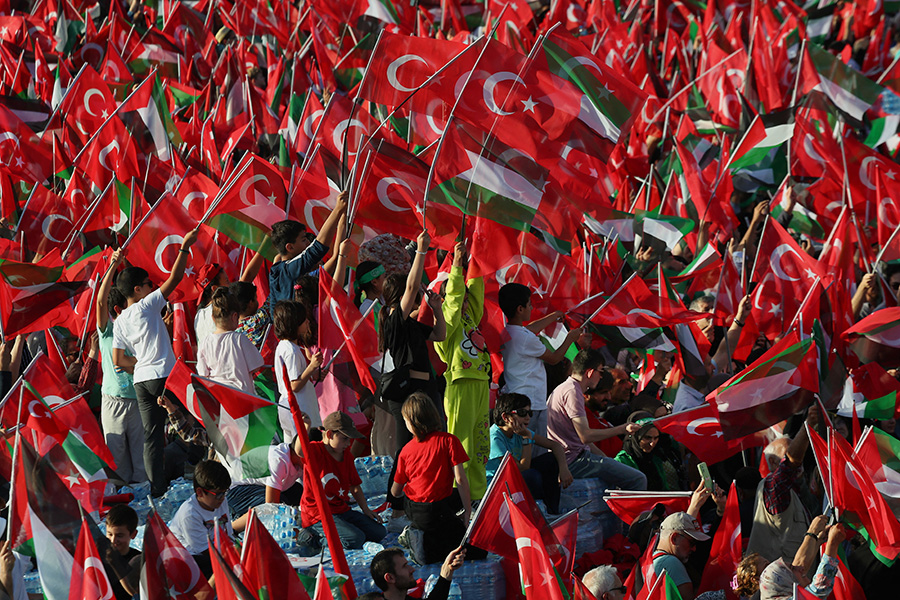 На Великий палестинский митинг в стамбульском аэропорту Ататюрк пришли 1,5 млн человек, сообщает Sabah. Там выступил президент Турции Реджеп Тайип Эрдоган, который назвал действия Израиля&nbsp;в Газе военными преступлениями.