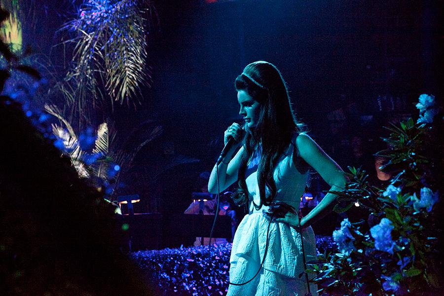 Лана Дель Рей во время концерта, 2012&nbsp;год