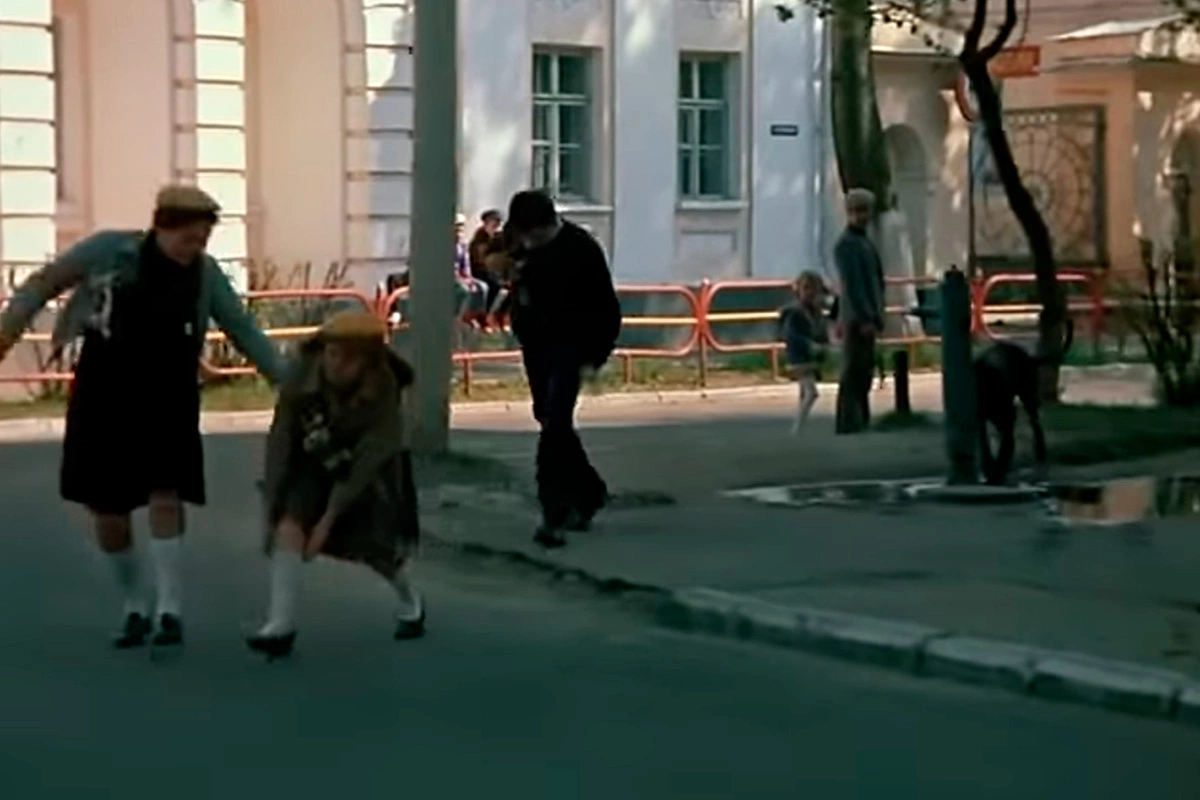 Эпизод снимали на улице Воскресенской в Калуге, на заднем плане видна усадьба Яновских, кадр из фильма «Карнавал»