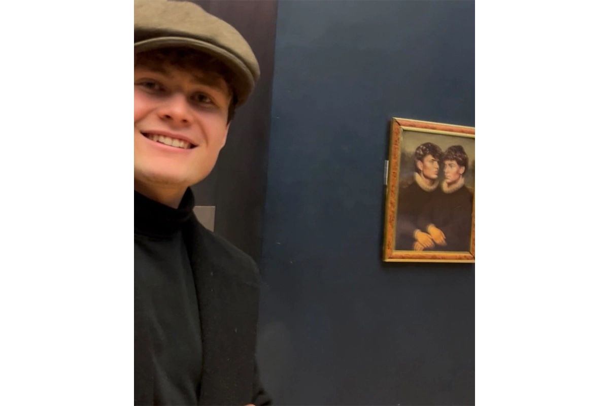 Пранкер на фоне собственного портрета в Лувре