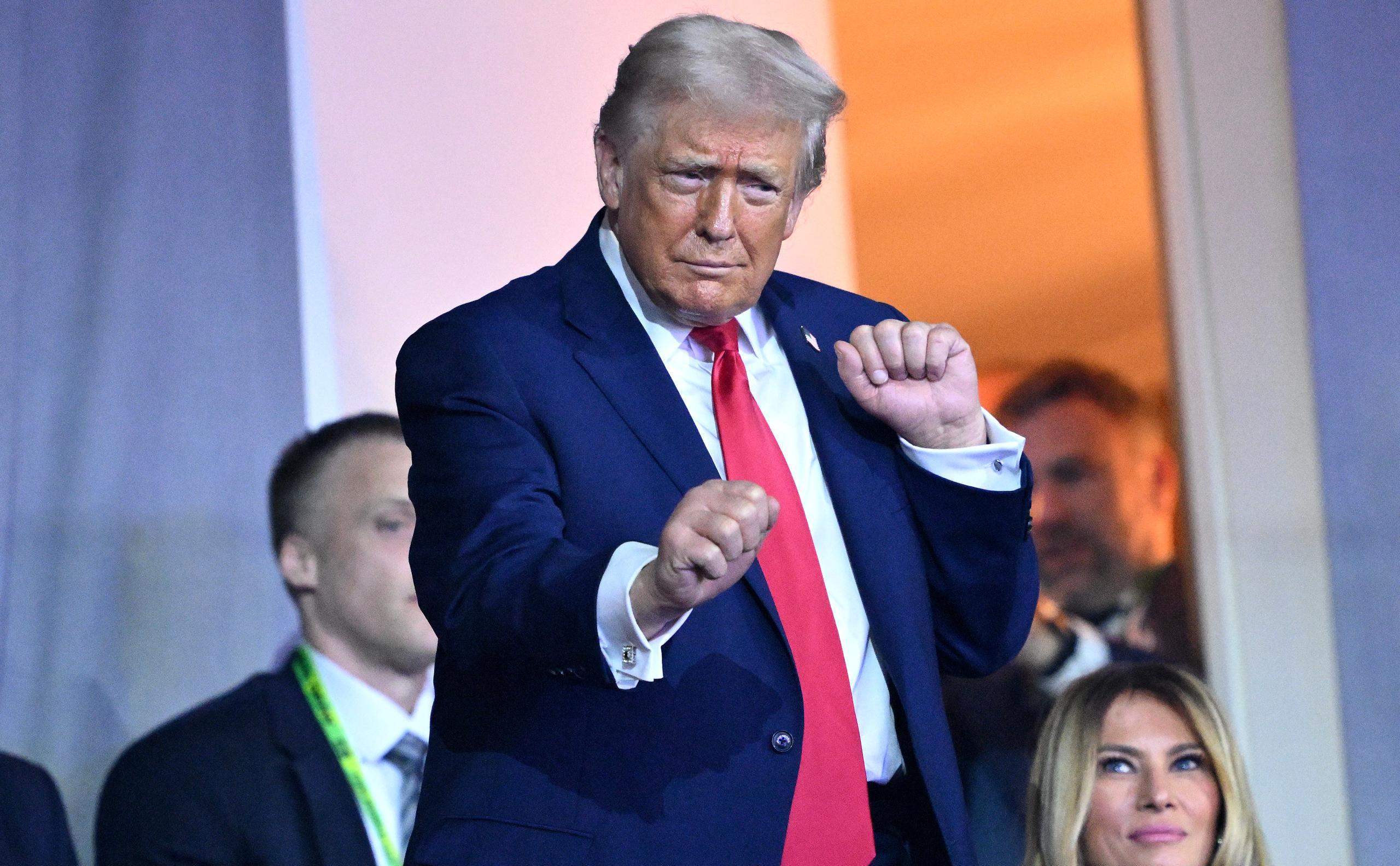 Президент Дональд Трамп исполнил фирменный танец во время жеребьевки чемпионата мира по футболу