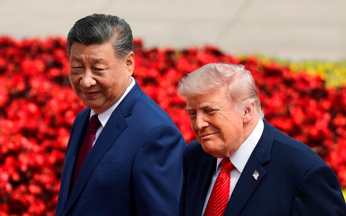 Председатель КНР Си Цзиньпин и президент США Дональд Трамп (слева направо) на церемонии встречи на площади Тяньаньмэнь