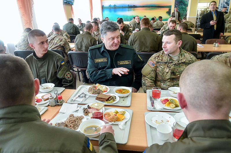 Порошенко разговаривает с американскими и украинскими военнослужащими.
