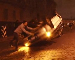 Активисты "Войны" перевернули машины милиции Петербурга. ВИДЕО