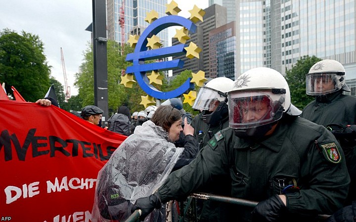 Во Франкфурте активисты антикапиталистического движения окружили здание ЕЦБ