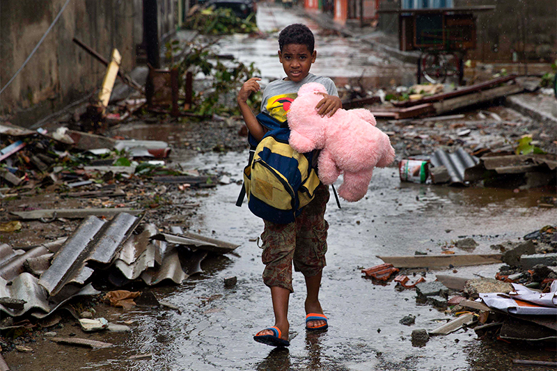 Мальчик на одной из улиц Баракоа (Куба) после урагана
