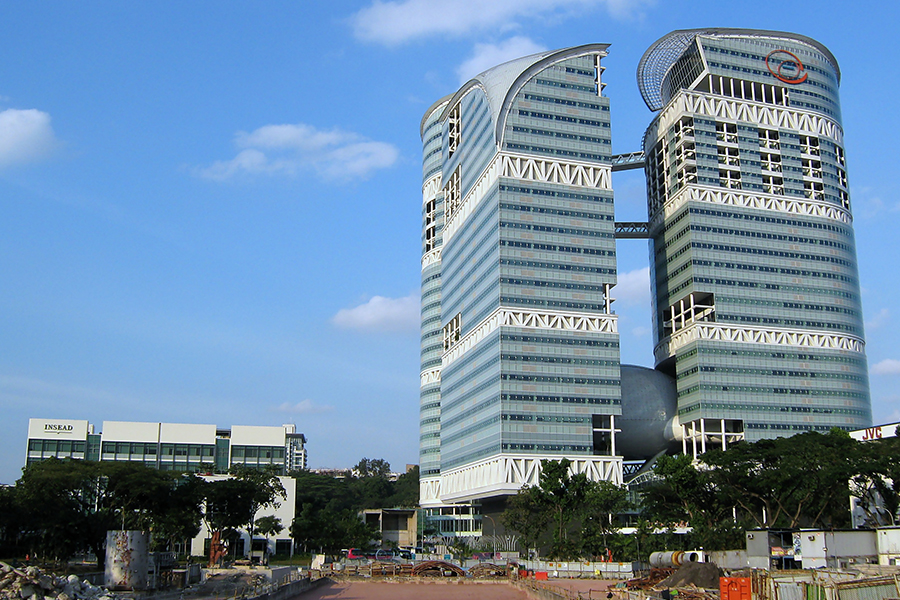 Деловой квартал One-North, Сингапур

Генеральный план квартала разрабатывался архитектурным бюро Захи Хадид. Квартал состоит из&nbsp;нескольких частей, среди&nbsp;которых два технопарка&nbsp;&mdash; Biopolis и&nbsp;Fusionopolis, которые предлагают арендаторам современные лаборатории и&nbsp;офисы, конференц-залы, библиотеки и&nbsp;др. Для технопарков создана общая инфраструктура, проводится общая политика поддержки. Их специфика в&nbsp;том, что&nbsp;финансовой помощи от&nbsp;государства не&nbsp;поступало даже&nbsp;на&nbsp;начальных этапах, а&nbsp;реализацией проекта занималась девелоперская компания JTC Corporation. One-North занимает территорию 200&nbsp;га. Biopolis специализируется на&nbsp;биотехнологических и&nbsp;медицинских разработках, Fusionopolis&nbsp;&mdash;&nbsp;на&nbsp;разработках в&nbsp;сферах&nbsp;IT, медиа, физики и&nbsp;др. Общая площадь помещений Biopolis составляет более 220&nbsp;тыс.&nbsp;кв.&nbsp;м, Fusionopolis&nbsp;&mdash;&nbsp;более 120&nbsp;тыс.&nbsp;кв.&nbsp;м.
