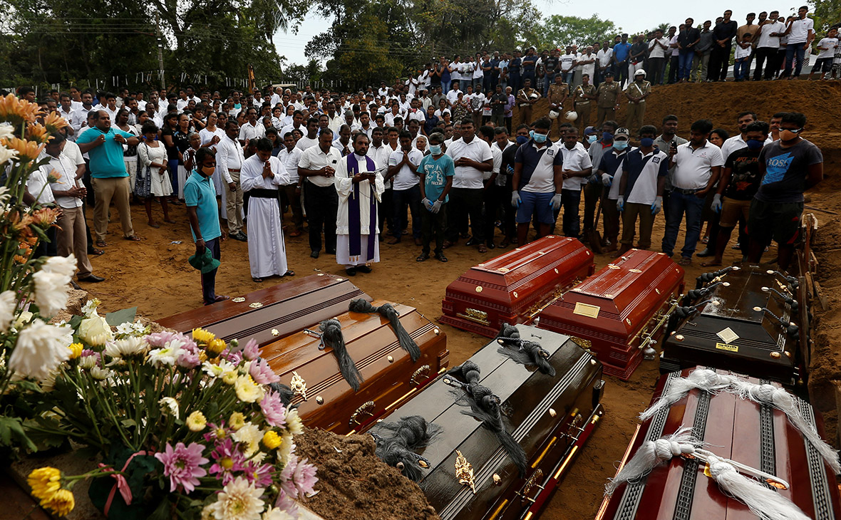 Похороны погибших в результате взрывов на Шри-Ланке