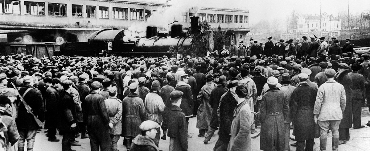 Киев. Прибытие первого поезда по восстановленной железной дороге. 1943 год
