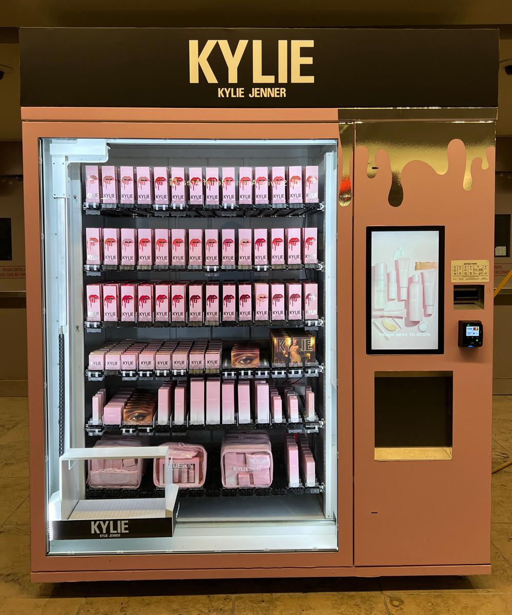 Вендинговый автомат Kylie Cosmetics в международном аэропорту Орландо
